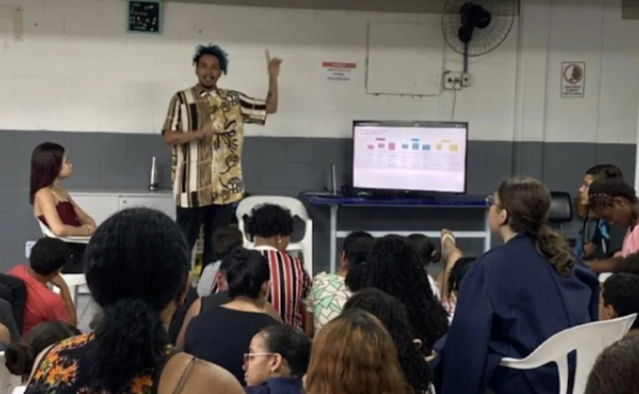 Facilitador da Tatu Cult conduzindo oficina antirracista em escola pública de Cubatão (SP)