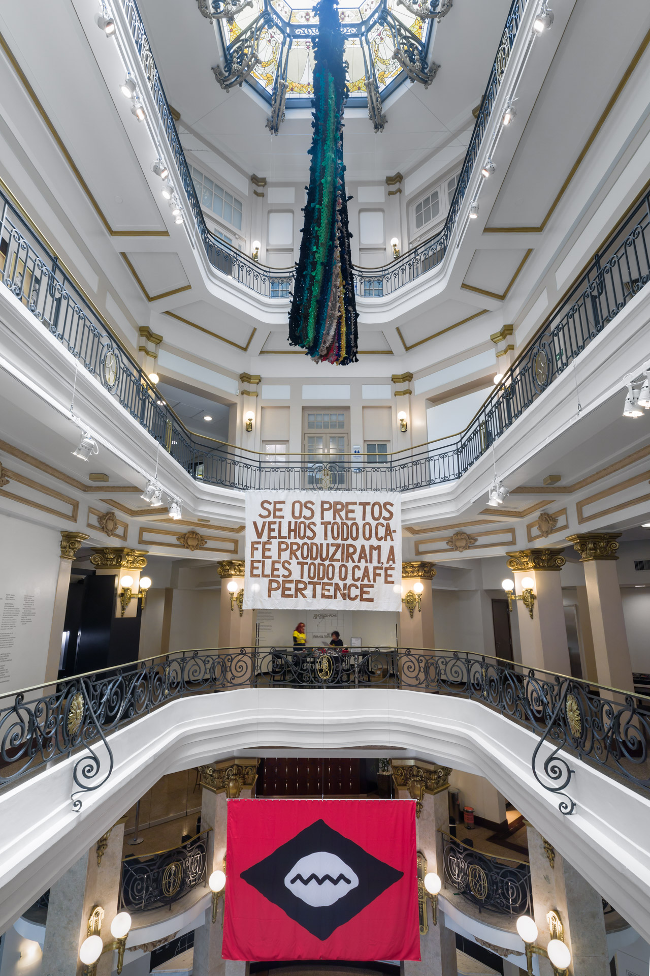 Vista interna do CCBB São Paulo com instalação da exposição Encruzilhadas da Arte Afro-Brasileira
