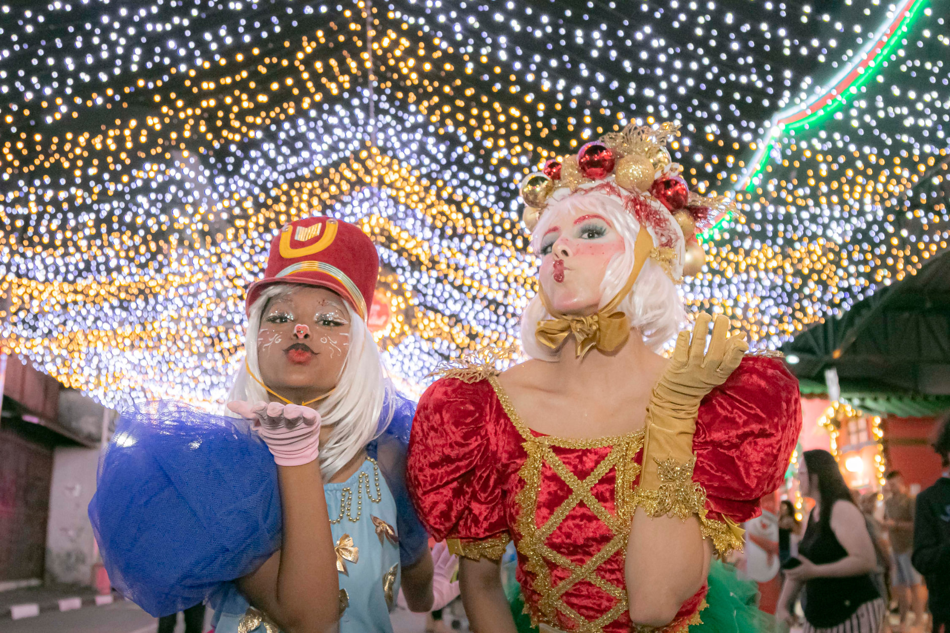 Personagens natalinas sob iluminação de fim de ano no Rua de Natal